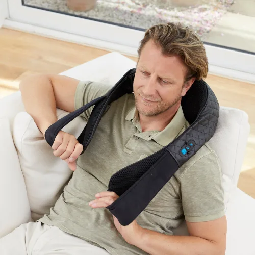 Medisana NMG 850 mit Griffschlaufen bei der Anwendung im Sitzen